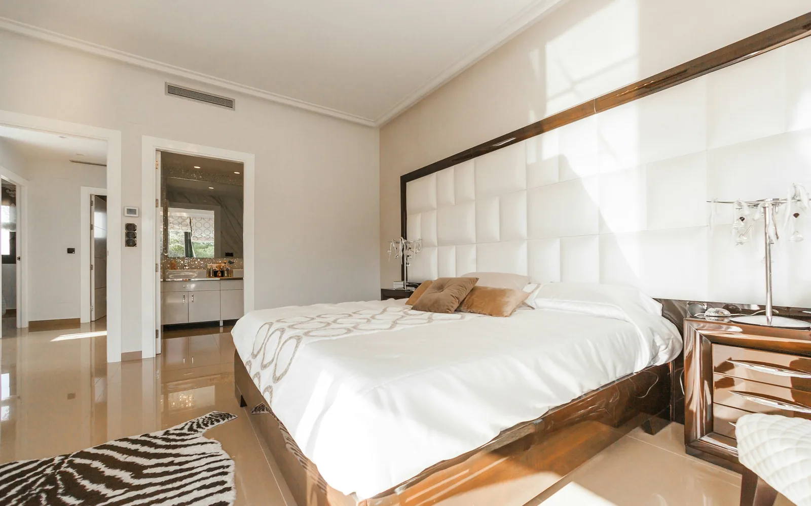 Lüks otel odası, beyaz nevresimli yatak
